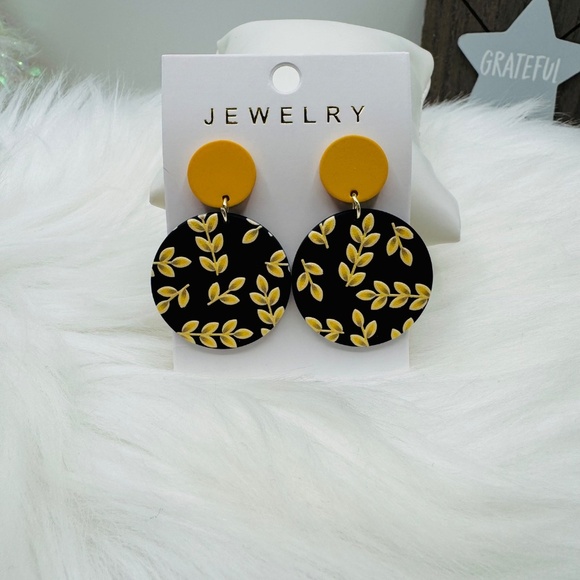 Chic Leaf Pattern Round Acrylic Dangle Earrings - Picture 2 of 3